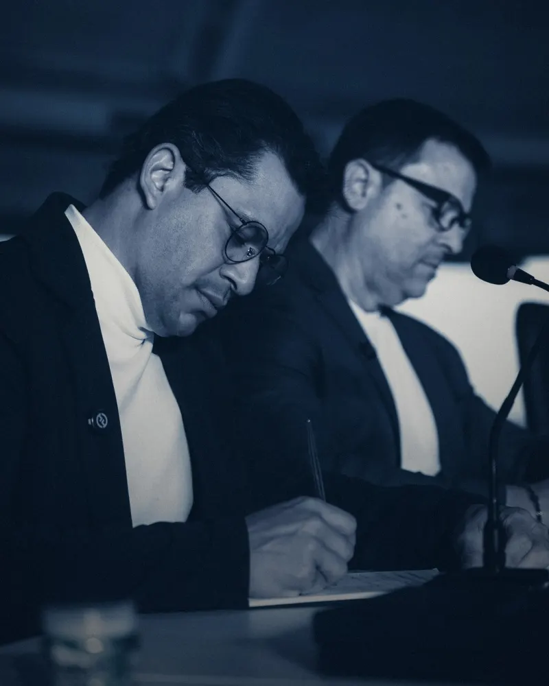 Os conselheiros Alberto Machado e Waldo Souza, juntos à mesa